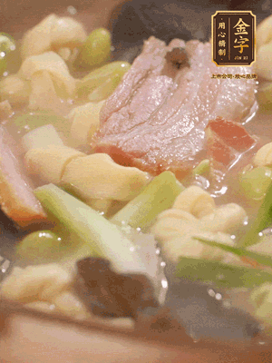 最后加一點蠔油、雞精調(diào)味