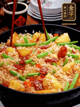 加水，沒(méi)過(guò)大部分食材。把瀝干水分的米飯均勻地鋪在上面，筷子戳幾個(gè)洞
